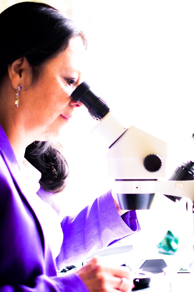 Edelstenen determineren met Laetitia Ruchtie edelsteenkundige en edelstenen expert