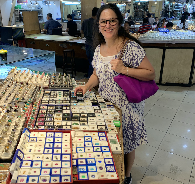 Edelstenen expert Laetitia op de edelstenenbeurs in Jakarta